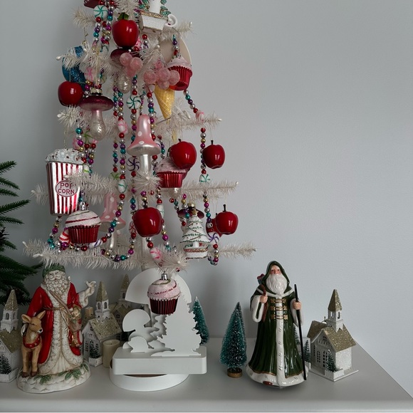 🎶 Saint Nicholas Green Coat Porcelain - Picture 8 of 9